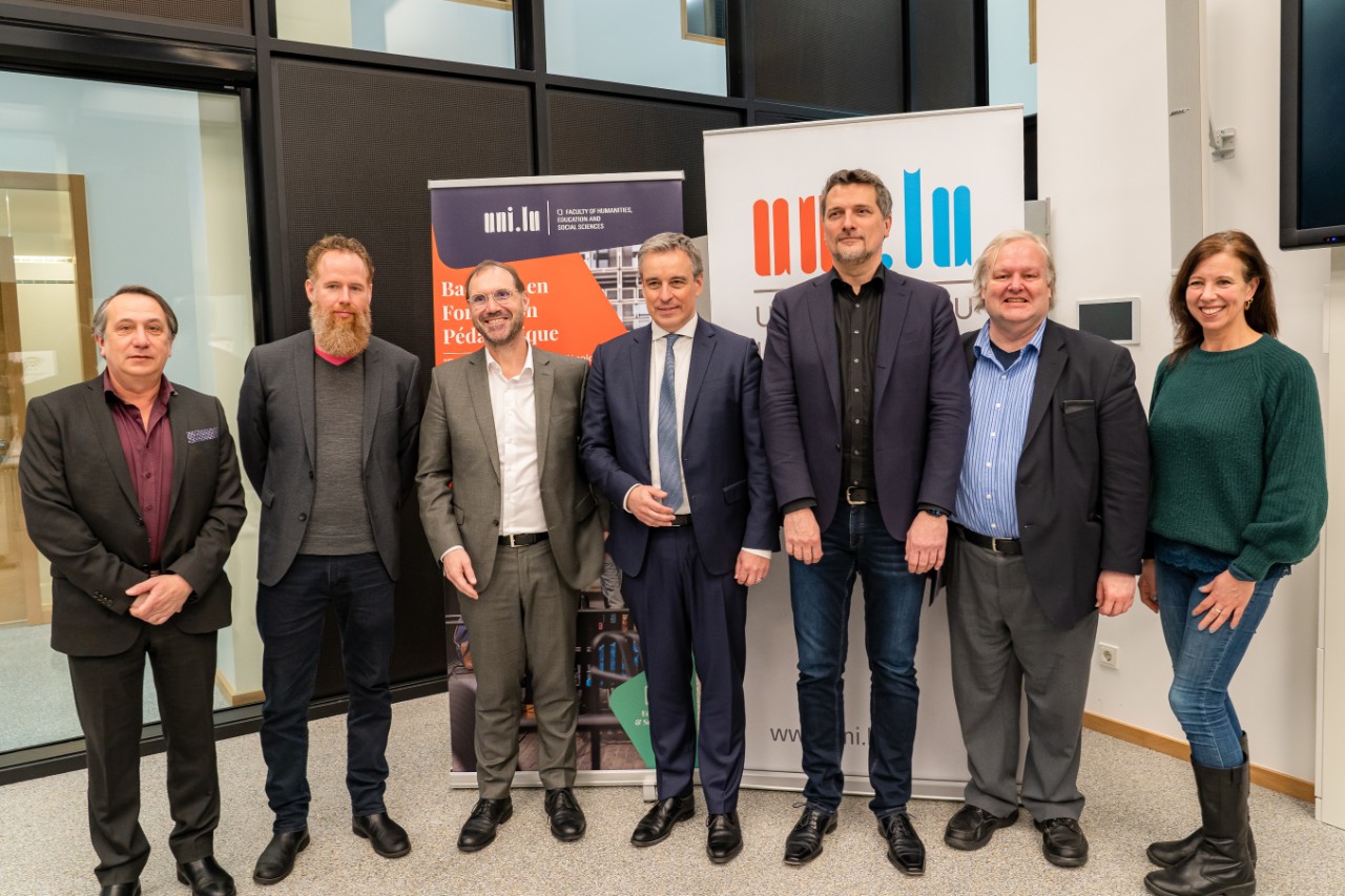 De gauche à droite: Prof. Claude Houssemand, Prof. Antoine Fischbach, Prof. Jens Kreisel, Claude Meisch, ministre de l'Enseignement supérieur et de la Recherche, Gilbert Busana, Prof. Robert Harmsen, Prof. Christina Siry